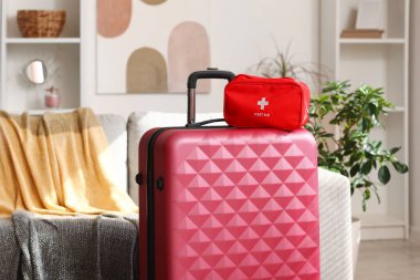 Odada ilk yardım çantası var.