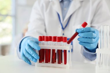 Laboratuvarda test tüpleri olan erkek kimyager, yakın plan.