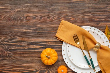 Ahşap zemin üzerinde balkabakları olan güzel bir masa.