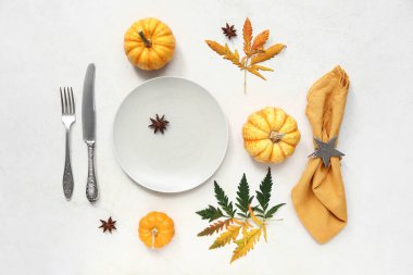 Taze balkabaklarıyla, yıldız anasonuyla ve beyaz arka planda sonbahar yapraklarıyla güzel bir masa.