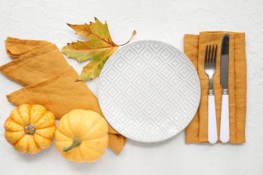 Taze balkabaklarıyla ve beyaz arka planda sonbahar yaprağıyla güzel bir masa.