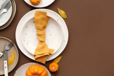 Taze balkabaklarıyla, yıldız anasonuyla ve kahverengi arka planda sonbahar yapraklarıyla güzel bir masa.