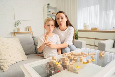 Ofiste O harfini telaffuz eden küçük bir çocukla kadın konuşma terapisti.