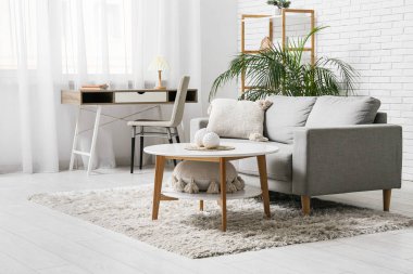 Oturma odası, kanepe, sehpa ve işyeri.