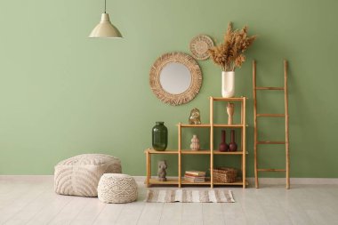 Raflar, merdiven ve ayna oturma odasının iç tarafında.