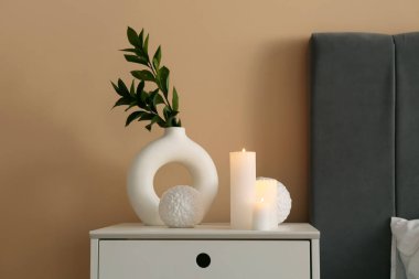 Yatak odasında yanan mumlar olan komodinin yanında. Yakın çekim.