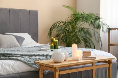 Modern yatak odasının içinde mum yakmak.