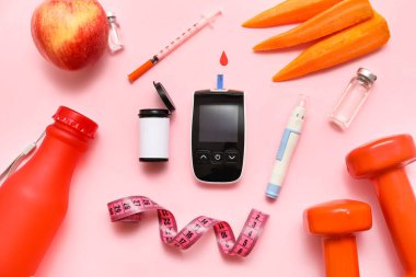 Pembe arka planda mızrak, yemek ve halterli glukometre. Diyabet kavramı