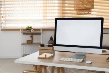 Programcının işyeriyle oturma odasının içinde.