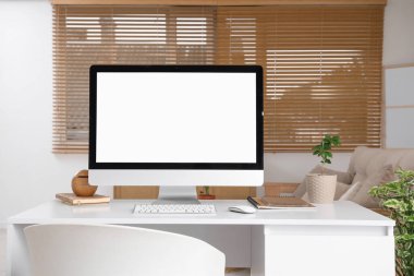 Odanın içinde bilgisayar monitörü olan modern işyeri
