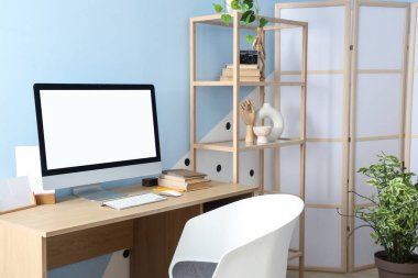 Oturma odasının içinde bilgisayar ve raf ünitesi olan işyeri