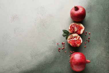 Taze olgun nar tohumlar ve grunge arka planda yapraklar