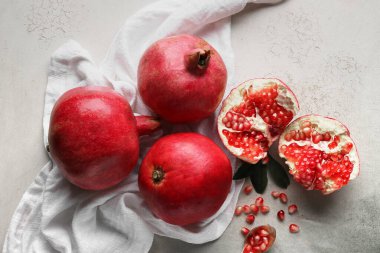Taze nar ve kaşık, arkaplanda tohumlar.