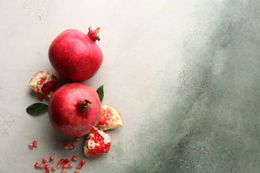 Taze olgun nar tohumlar ve grunge arka planda yapraklar