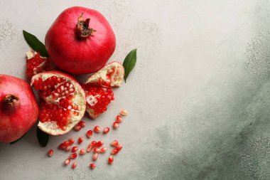 Taze olgun nar tohumlar ve grunge arka planda yapraklar