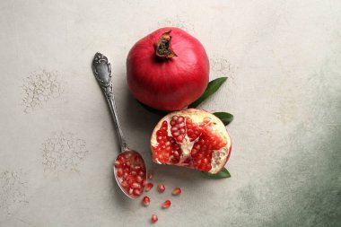 Taze nar ve kaşık, arkaplanda tohumlar.