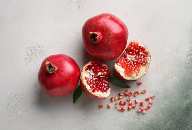 Taze olgun nar ve arkaplanda tohumlar.