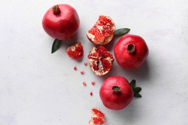 Tohumlu taze nar ve hafif arkaplanda yapraklar