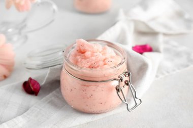 Kavanoz dolusu doğal vücut fırçası ve peçete.