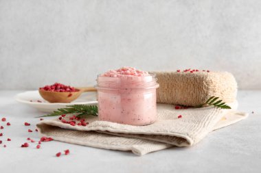 Kavanoz dolusu doğal vücut fırçası, dondurulmuş ahududu ve banyo süngeri.