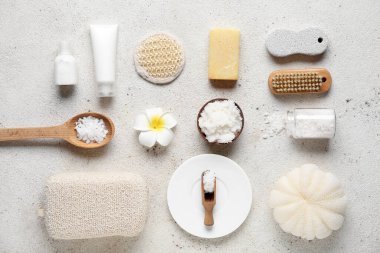 Doğal vücut fırçası, farklı banyo malzemeleri ve beyaz arka planda kozmetik ürünleri.