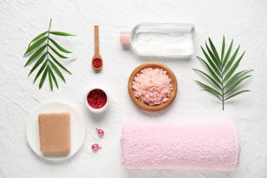 Doğal vücut fırçası ve arka planda palmiye yaprakları olan güzel bir spa kompozisyonu.