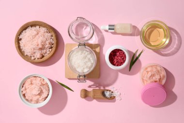 Pembe arka planda farklı doğal vücut önlükleri ve malzemeleriyle kompozisyon