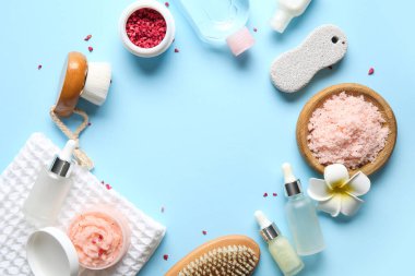 Doğal vücut önlüklerinden, banyo malzemelerinden ve renk arka planında kozmetik ürünlerden yapılmış çerçeve