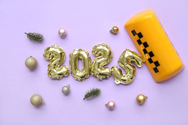 Taksinin çatı tabelası ve leylak kaplamalı Noel topları ile 2025 'i düşün.