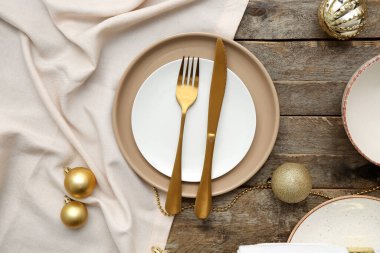 Ahşap arka planda Noel topları olan güzel bir masa.