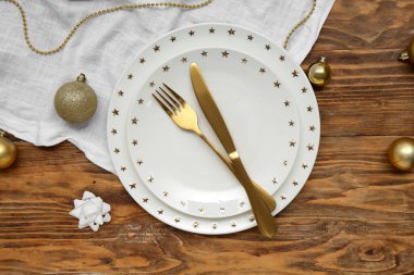 Ahşap arka planda Noel süslemeleri olan güzel bir masa.