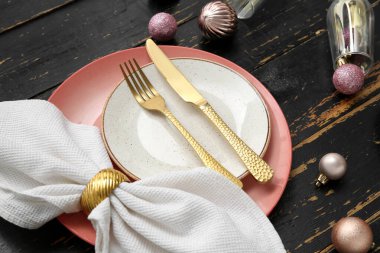 Siyah ahşap arka planda Noel topları olan güzel bir masa.