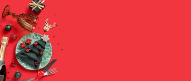 Kırmızı arkaplanda Noel yemeği için güzel masa ayarları ve metin için boşluk