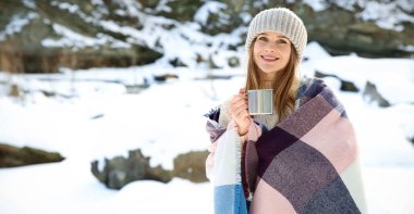 Fincan karlı Resort sıcak mulled şarap güzel bir kadınla