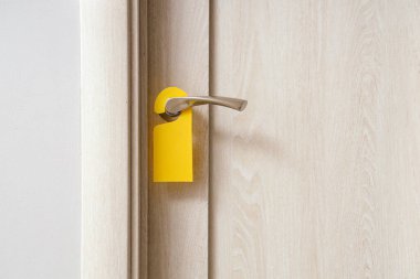 Otel odasında askılı ahşap kapı, yakın plan.