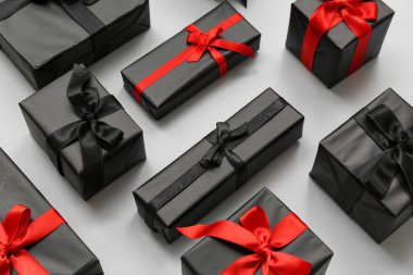 Gri arka planda bir sürü hediye kutusu var. Kara Cuma