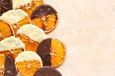 Bej arka planda çikolatalı kurutulmuş portakal dilimleri.