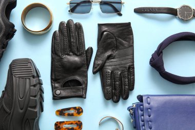 Renkli arka planda şık kadın aksesuarları ve deri eldivenleri olan kompozisyon