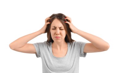 Beyaz arka planda kepekli hoşnutsuz genç bir kadın.