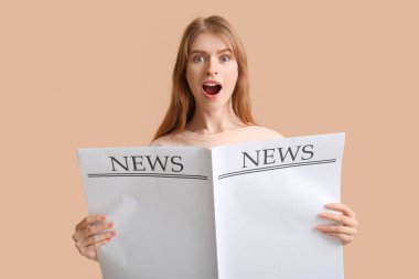 Renk duvarının yanında boş gazetesi olan duygusal genç bir kadın.