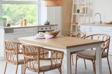 Mutfağın içinde yemek masası ve tezgahları var.