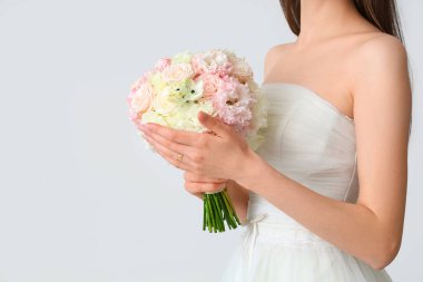 Açık arkaplanda düğün buketi olan güzel gelin