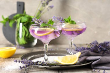 Nane şekerli taze lavanta limonata ve gri fayanslı çiçekler.