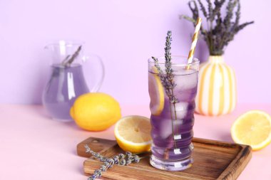 Renkli arka planda çiçekli taze lavantalı limonata.