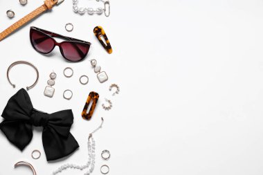Açık arkaplanda farklı tarz kadın aksesuarları olan kompozisyon