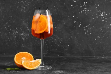 Aperol spritz siyah arka plan üzerine kokteyl bardak