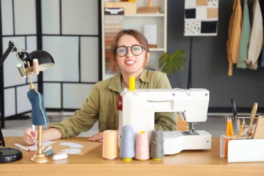 Stüdyoda çalışan kadın moda tasarımcısı.