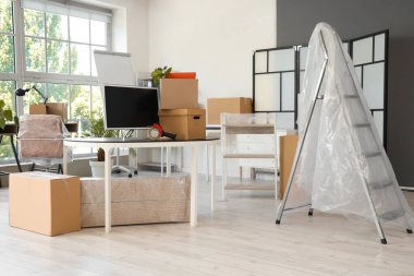 Taşınırken bilgisayar monitörlü, yapışkan bantlı ve kutulu işyeri