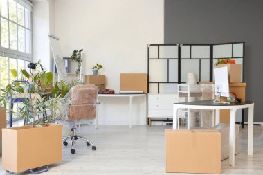 Taşınma gününde içinde kutular olan masalar