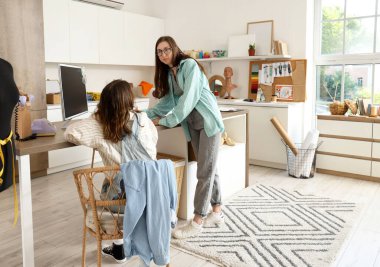 Stüdyoda çalışan kadın moda tasarımcıları